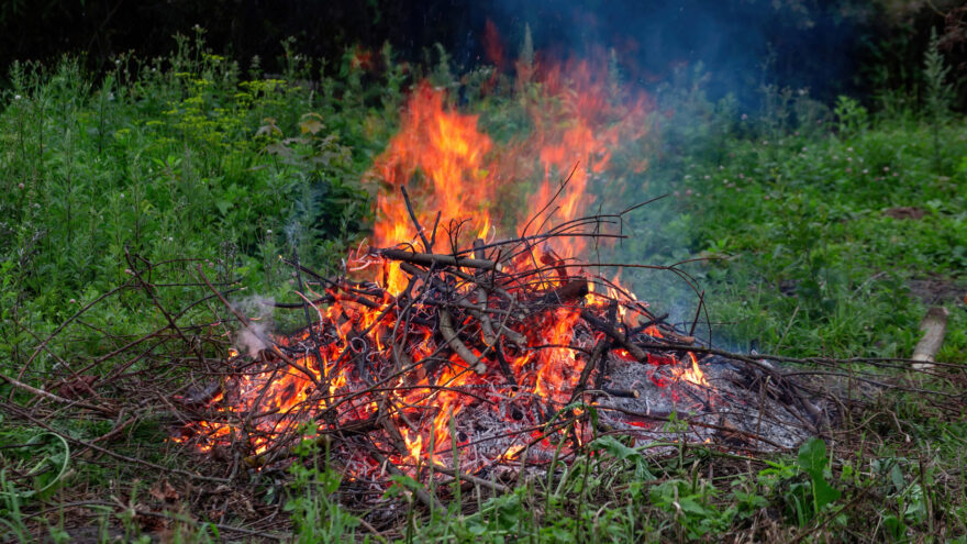 Dos detenidos en Abadiño por quemar cable en una pista forestal