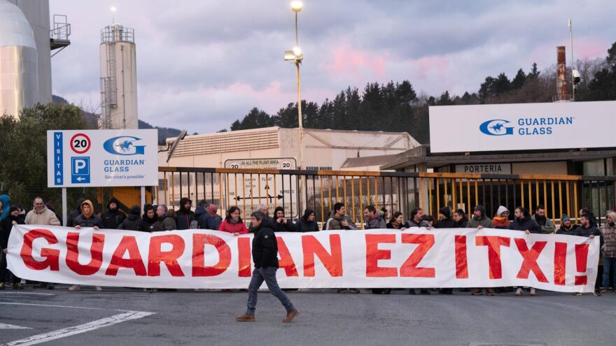 Trabajadores de Guardian se concentran frente a la fábrica en rechazo al cierre