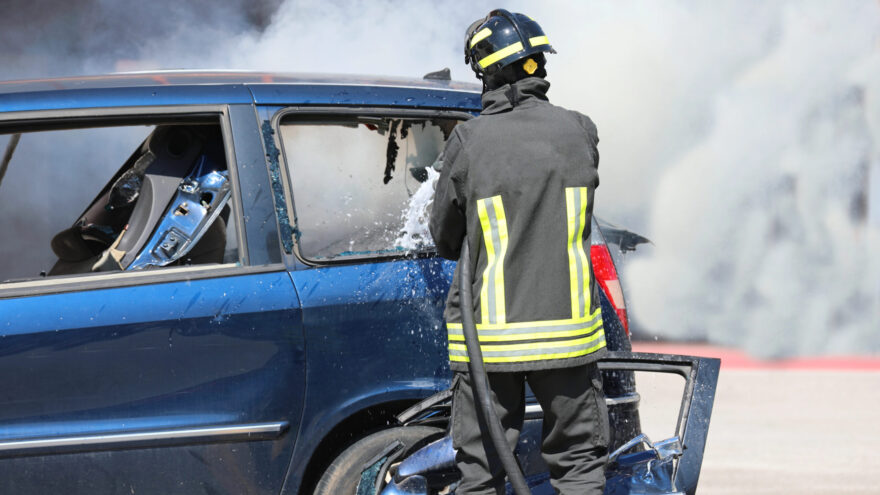 Los bomberos rescatan a una pareja atrapada en un coche en Sopuerta