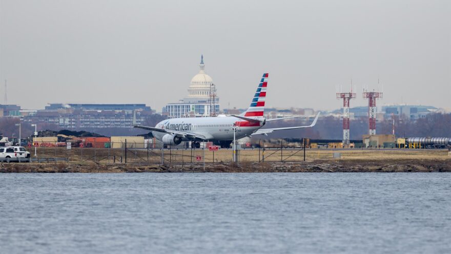 Choque entre un avión y un helicóptero militar en Washington