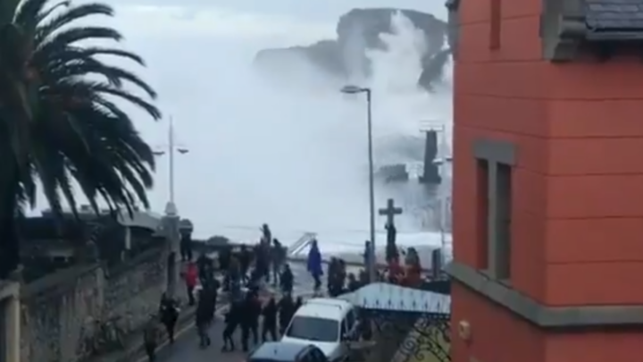 Ivo llega con fuerza a nuestra costa con espectaculares olas en los puertos vizcaínos