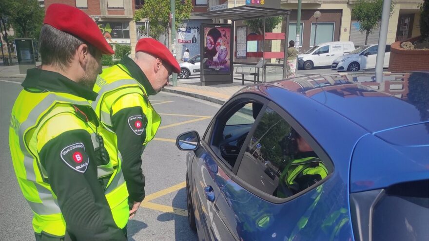 Policía de Bilbao vigila las distracciones al volante por uso del móvil o GPS