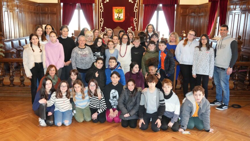 Getxo recibe en el Ayuntamiento a estudiantes de Portugal