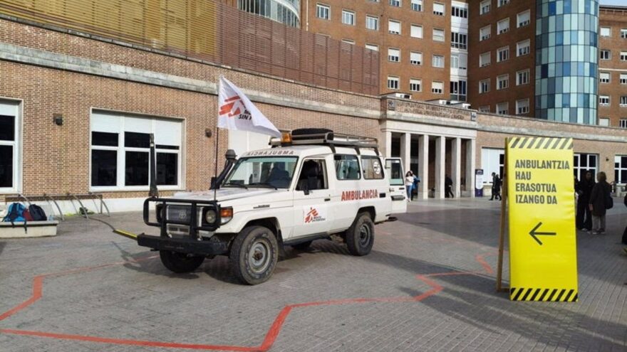 Médicos Sin Fronteras instala una ambulancia interactiva en Cruces