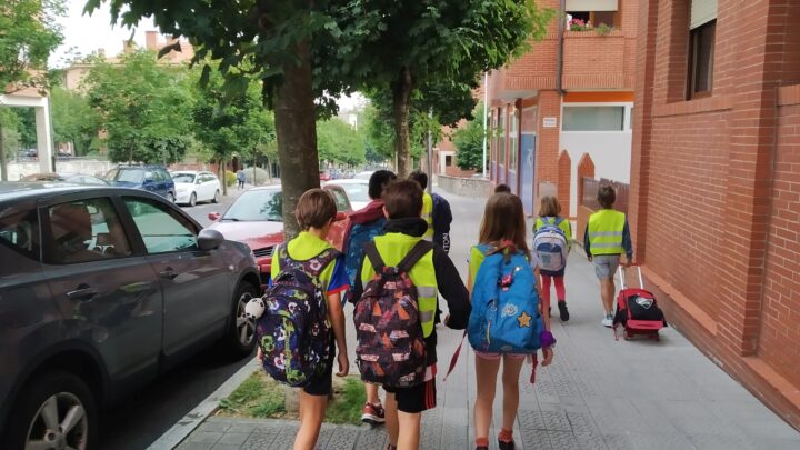 Los centros escolares de Getxo caminarán al ritmo de «Eskolak Tipi-tapa»