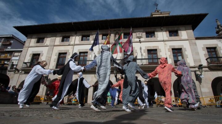 Gernika-Lumo celebra su Carnaval con con sabor local y guiño a Río de Janeiro