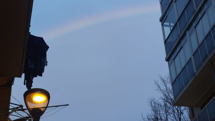 Un sutil arcoíris en el cielo de Bilbao