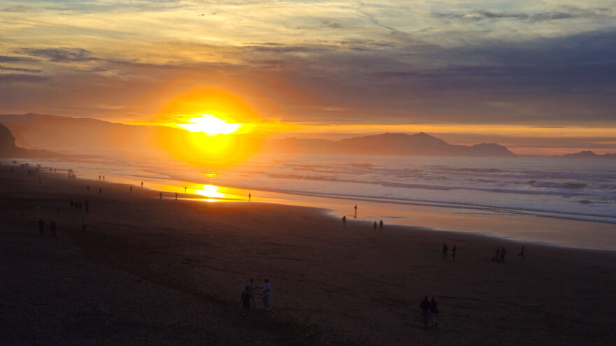 Atardecer dorado en la playa de Sopela