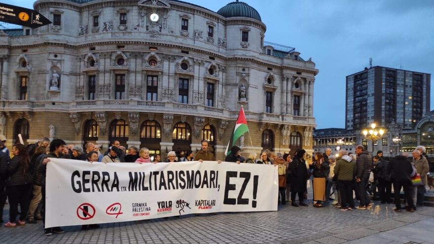 Un centenar de personas denuncian en Bilbao la agresión rusa en Ucrania y rechazan el militarismo