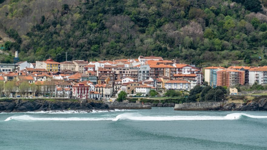 Un autobús escolar vacío cae por un pequeño terraplén en Mundaka