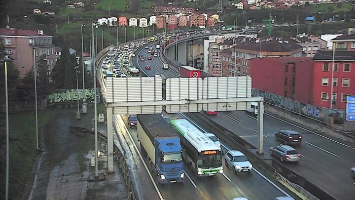 Retenciones en la A-8 a su paso por Bilbao debido a un coche averiado