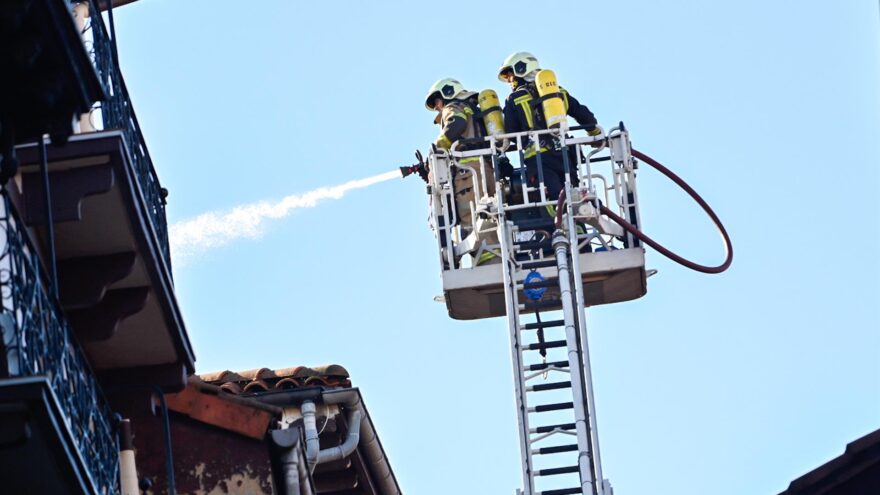 Dos heridos graves tras un incendio en un piso en La Peña