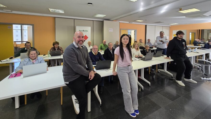 Barakaldo enseña sobre Inteligencia Artificial a una treintena de personas mayores