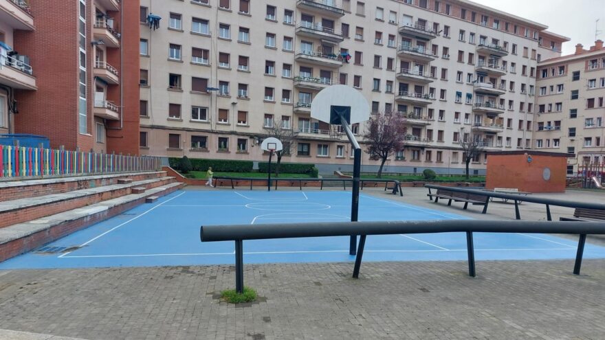 Bilbao mejora las canchas deportivas de Plaza Moraza y Jardines de Intxaurtxueta