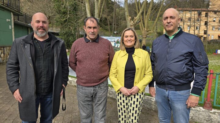 Barakaldo homenajea a Julián Larrea con una escultura en Gorostiza