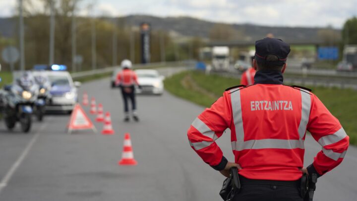 La Ertzaintza vigila el uso del cinturón y los sistemas de retención infantil