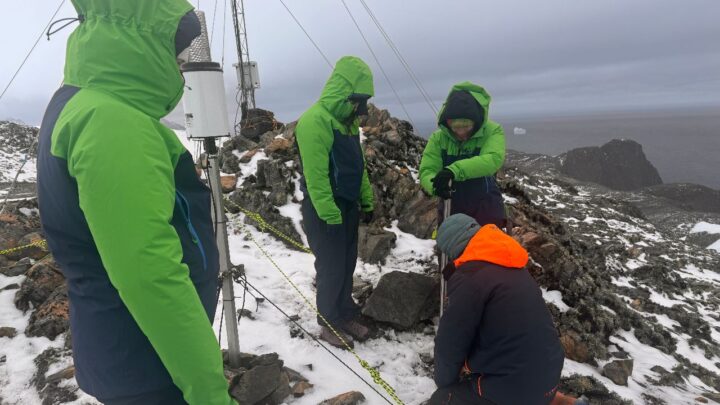 Una expedición vasca en la Antártida estudia el fenómeno de la nieve rosa