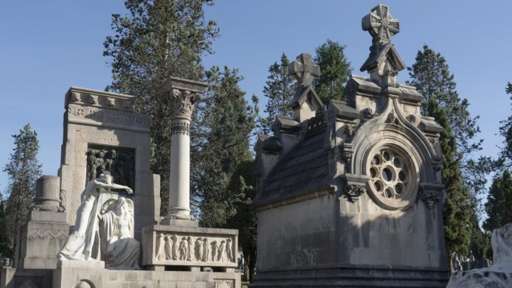 Poesía y música clásica para homenajear a los padres fallecidos en el cementerio de Bilbao