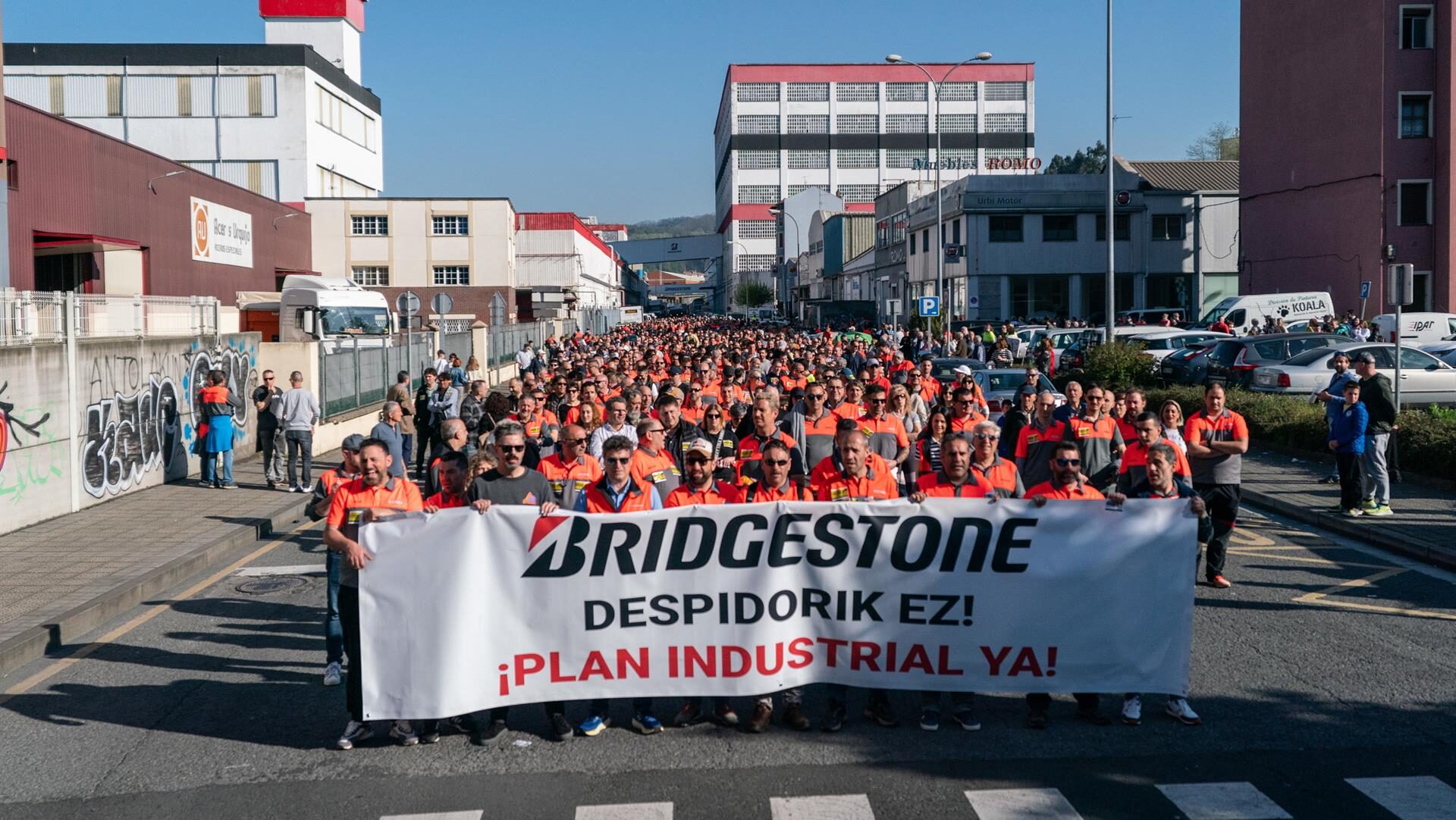 Miles de personas se manifiestan en Basauri contra los despidos en ...