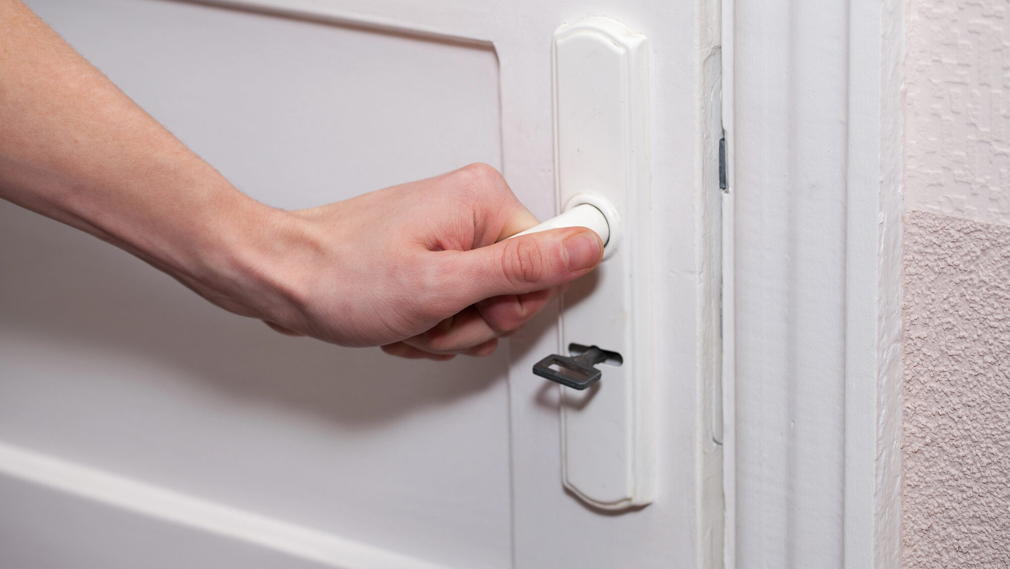La peor pesadilla de la inquiokupación: acosada por tu inquilino en tu propia casa