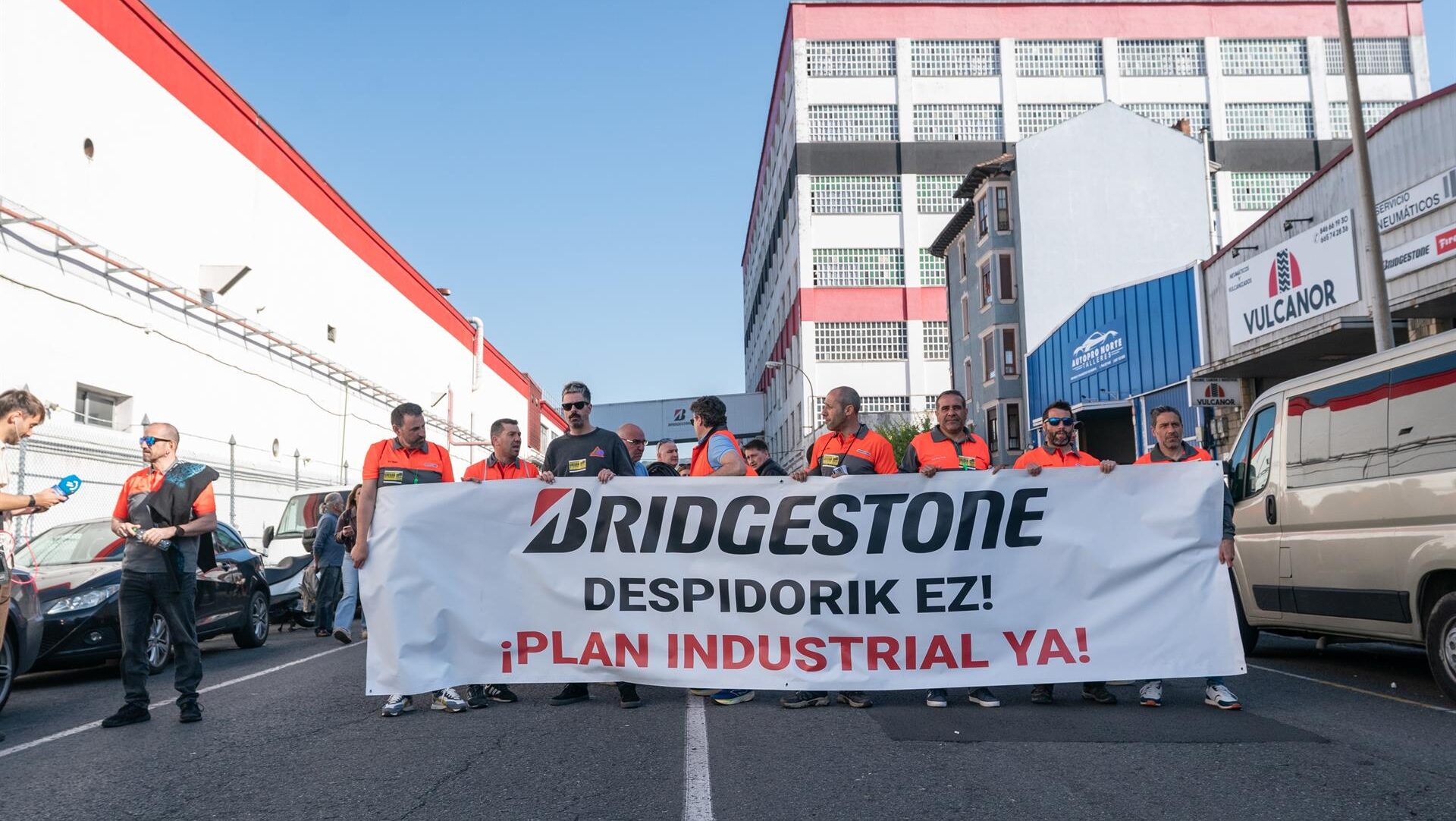 Seguimiento total en la segunda jornada de huelga en Bridgestone ...