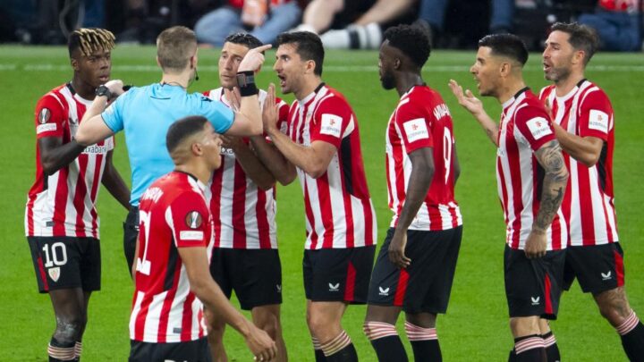 Todo pasa por un milagro en Old Trafford