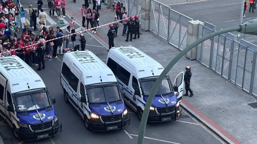 Investigada una persona tras lanzar un petardo a agentes de la Ertzaintza