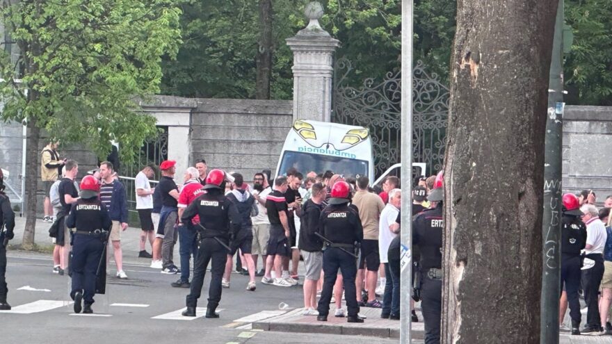 Dos detenidos y otros dos investigados por el lanzamiento de botellas en Bilbao