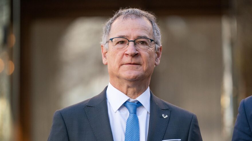 El rector de la UPV/EHU asiste a la reunión convocada por Macron en París
