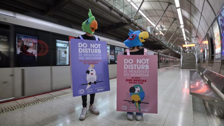Metro Bilbao ha reactivado la campaña ‘No molestar’ con carteles y gorros de loro
