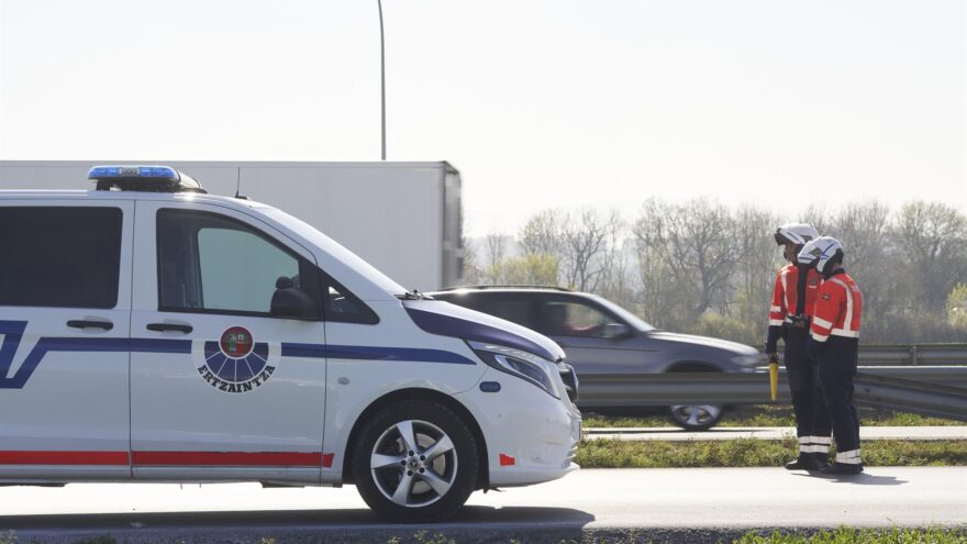 Ertzaintza y Policías locales refuerzan la vigilancia de las distracciones durante la conducción