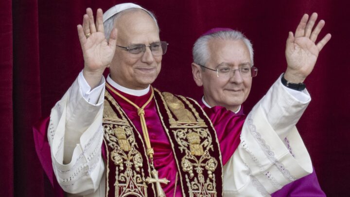 León XIV da las gracias a Francisco, reza por la paz y llama a construir puentes