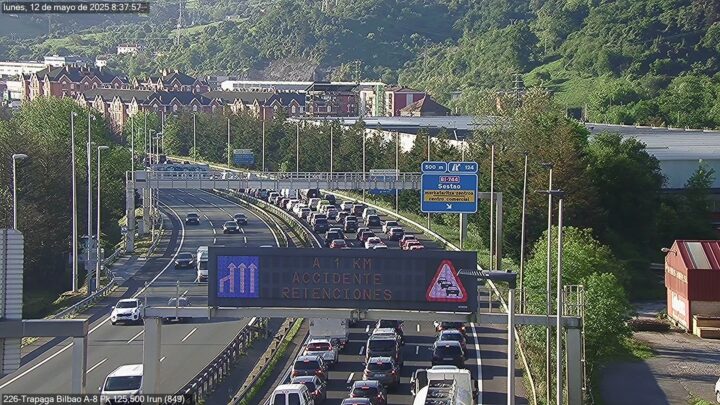 Hasta tres kilómetros de retenciones por un accidente en la Avanzada