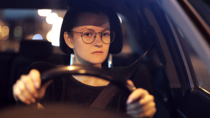 El enemigo invisible en la carretera: tus gafas