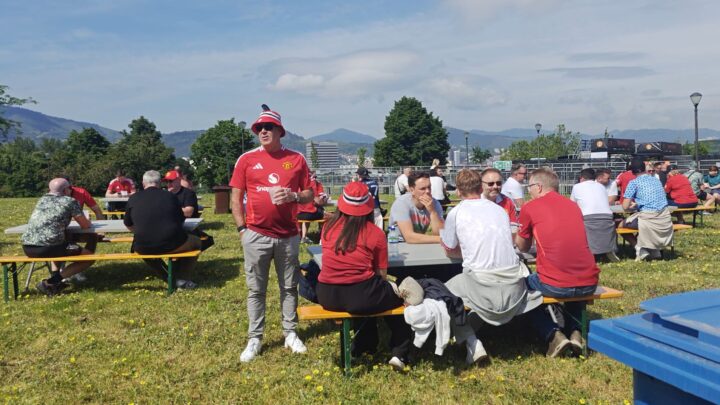 Viajes largos, cerveza y mucha ilusión entre los ‘red devils’