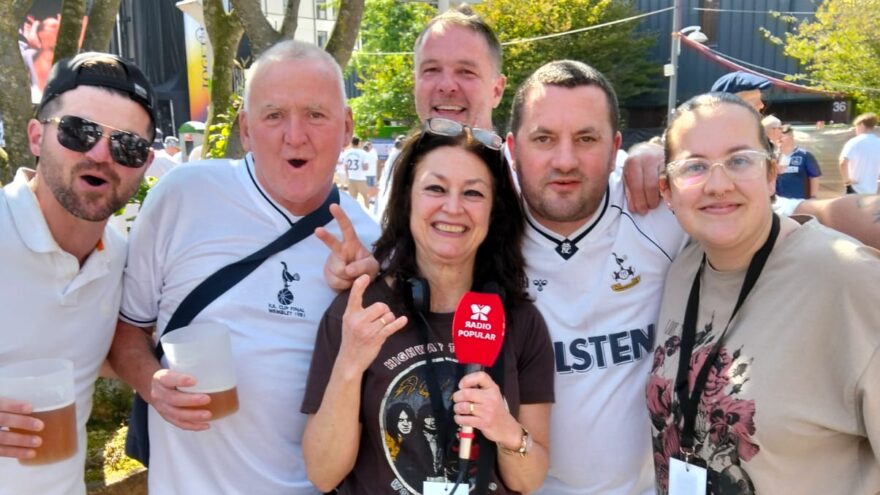 Los hinchas ingleses disfrutan de la previa en las fan zones de Bilbao
