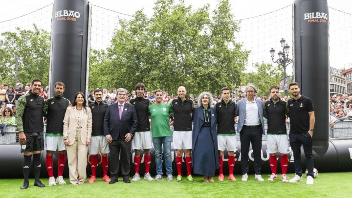 Las instituciones vascas arropan al equipo Basque Legends en el partido de leyendas