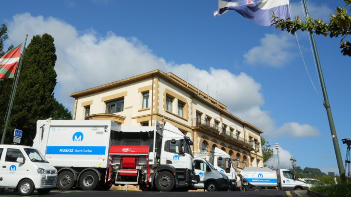 Muskiz estrena vehículos eléctricos en el servicio de limpieza urbana
