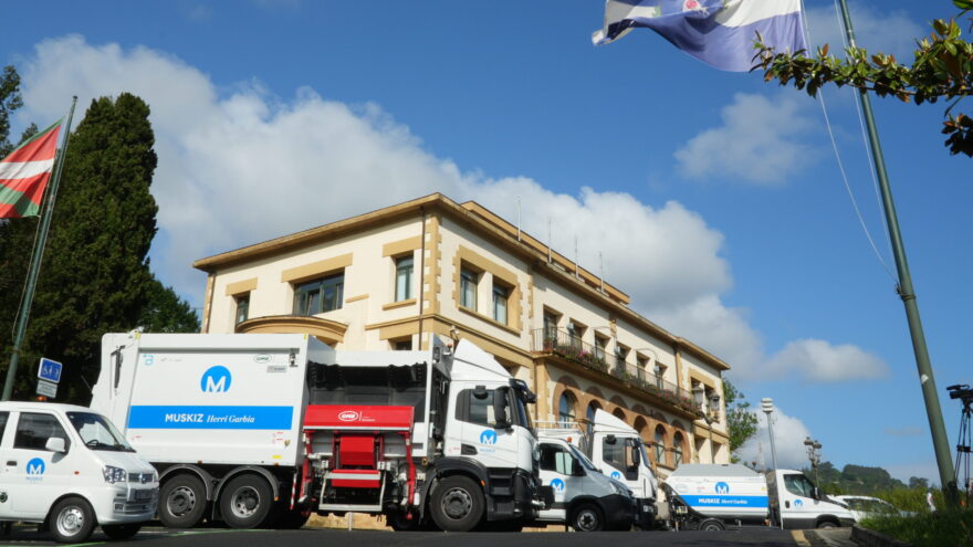 Muskiz estrena vehículos eléctricos en el servicio de limpieza urbana