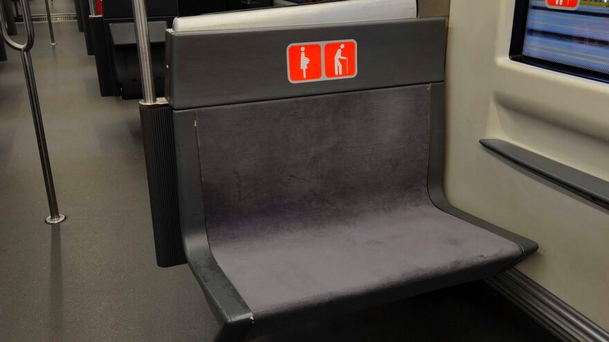 Metro Bilbao lanza una campaña para fomentar el uso correcto de los asientos prioritarios