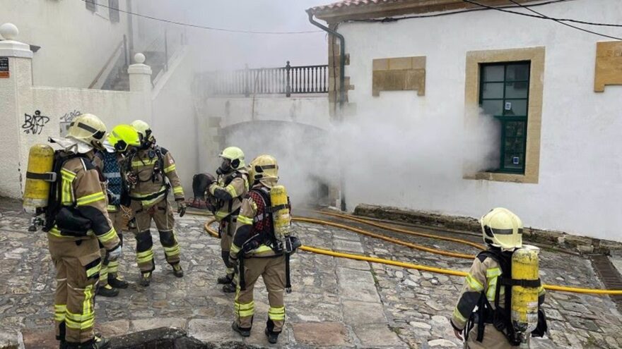 Bomberos de Bizkaia se entrenan para afrontar incendios en zonas de difícil acceso