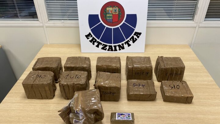 Detenido en Bilbao un joven de 20 años con más de un kilo de hachís