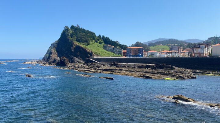 La roca abraza al mar en Armintza