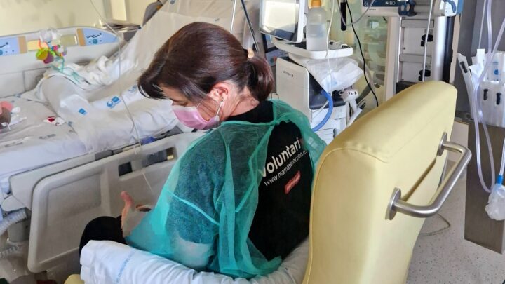 ¿Sabías que hay niños solos en los hospitales? «Chocas con esta realidad y te das cuenta de que en tu casa cabe»