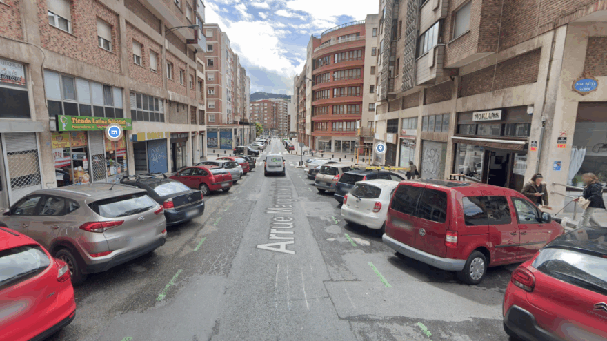 Corte de acera y supresión de aparcamientos en Pintores Arrue