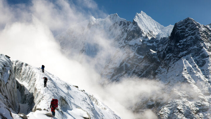 Exmilitares británicos usaron gas xenón para subir al Everest sin aclimatación: «Para los más puristas es hacer trampa»