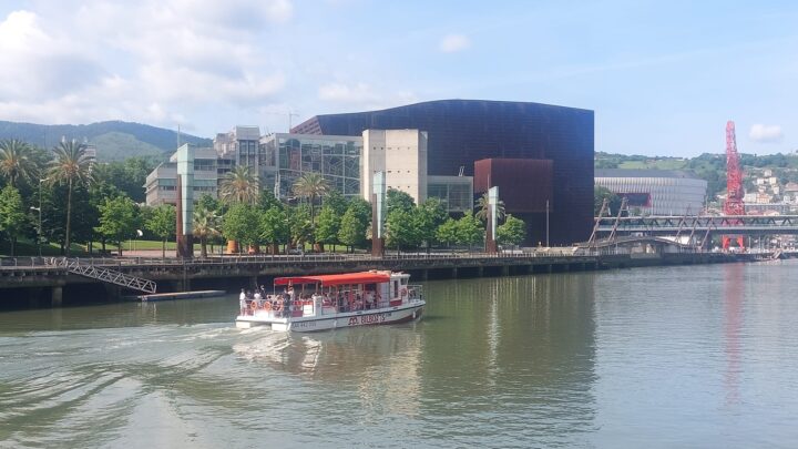 Reflejos de Bilbao: Agua y Arquitectura