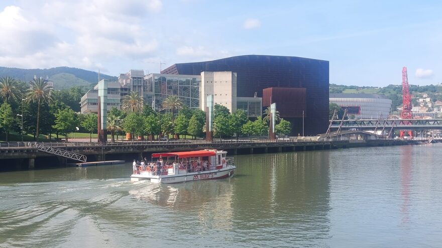 Reflejos de Bilbao: Agua y Arquitectura