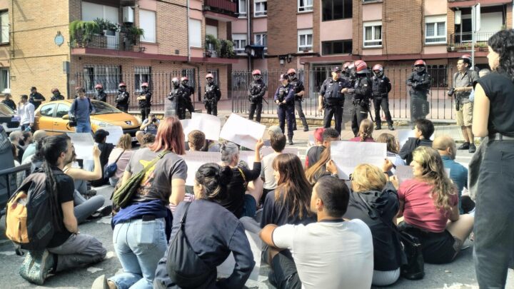 Vecinos de Zurbaranbarri se concentran para evitar un desahucio de una familia con dos niños