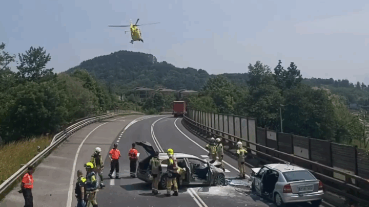 Cinco heridos, uno grave, al chocar dos turismos y un camión en la N-634, en Amorebieta